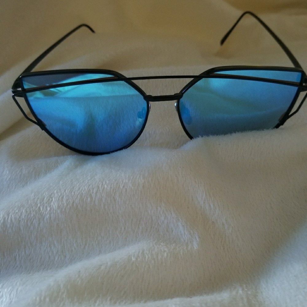 NEW Sunglasses - Picture 2 of 3
